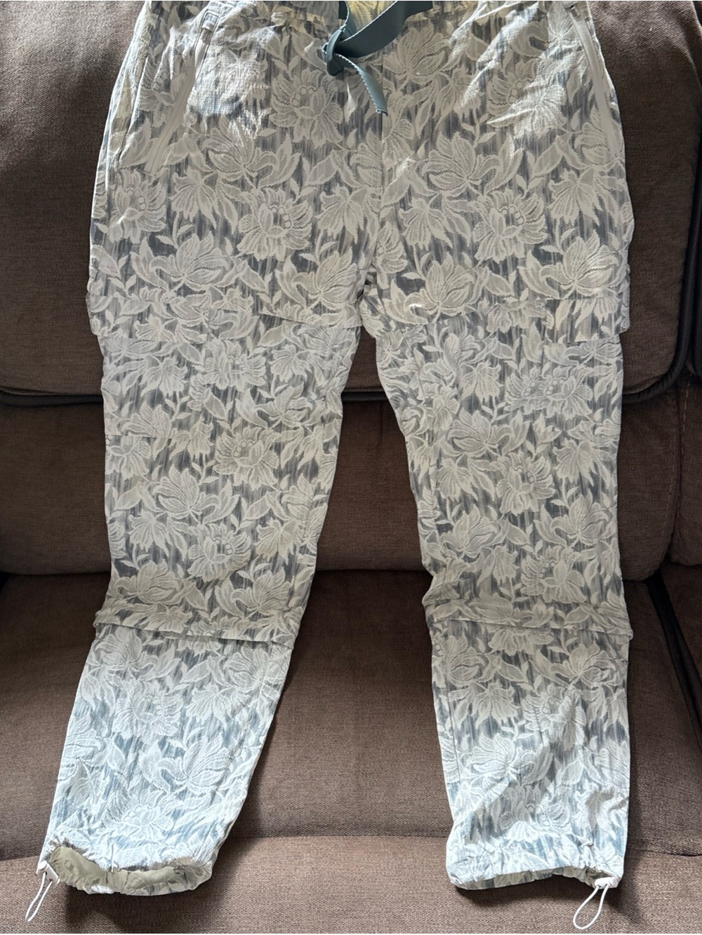 Athleta Trekkie Convertible Hike Pants Ethereal Bloom Magnolia White 10  NWOT - Picture 2 of 10